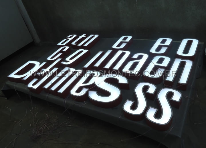 Letreiro acrílico com iluminação