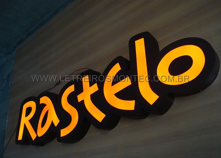 Letreiro de acrílico iluminado em fase final de acabamento com a passagem da fiação das lâmpadas de leds - empresa Rastelo