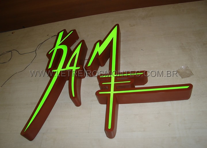 Letreiro de acrílico com leds frontal iluminando o ambiente com sofisticação