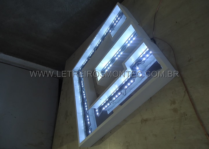 Letreiro luminoso em acrílico com lãmpadas de leds em fase de fabricação