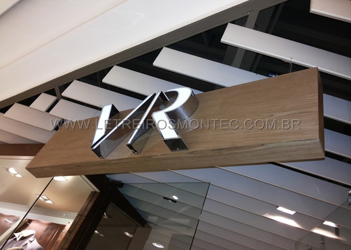 Letreiro luminoso com acrílico e leds instalado na fachada da loja de roupas Vila Romana