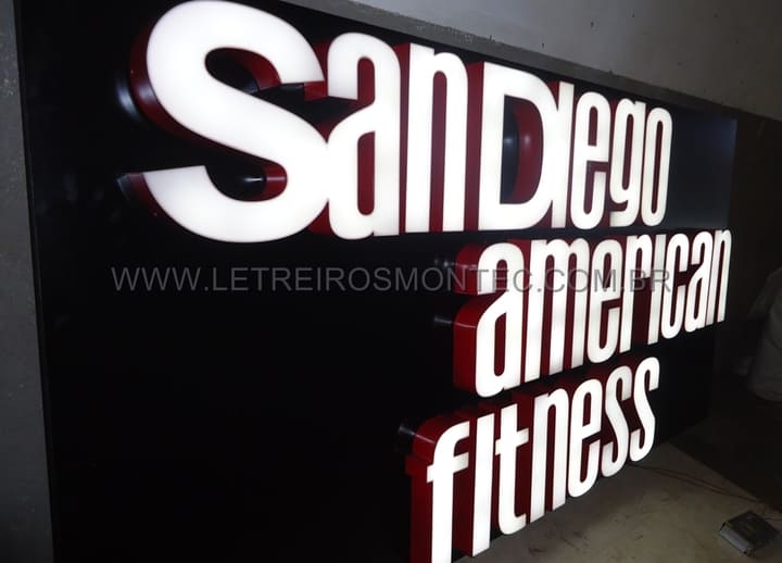 Letreiro em acrílico com iluminação