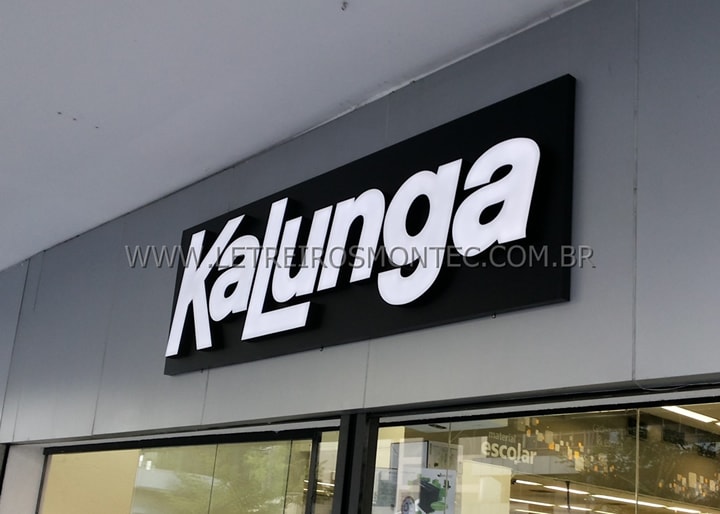 Letreiro luminoso de acrílico e leds instalado na fachada da loja Kalunga com requinte e sofisticação no ambiente