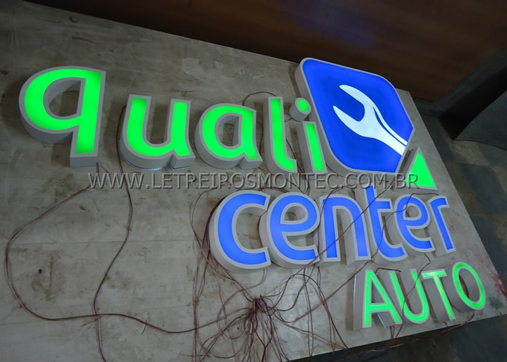 Produção do letreiro luminoso em acrílico com iluminação por leds e passagem de fiação - Qualicenter Auto - Centro Automotivo de São Caetano do Sul/SP