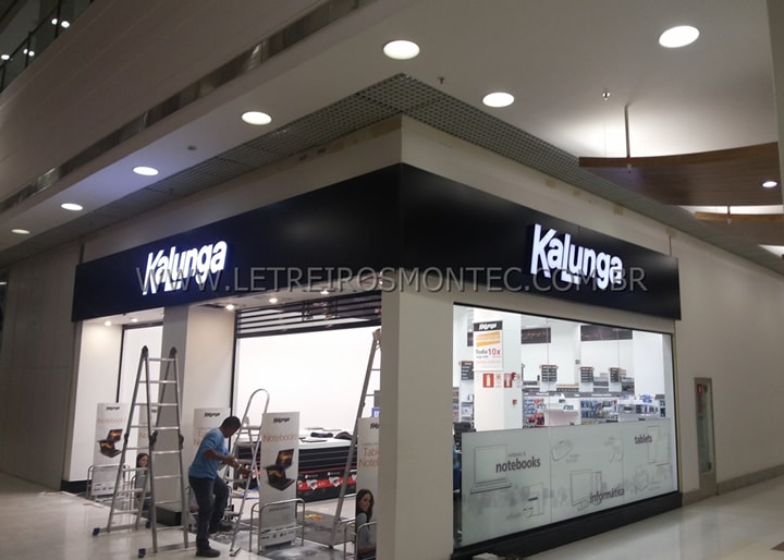 Letreiro luminoso com leds na fachada da loja do shopping da Kalunga