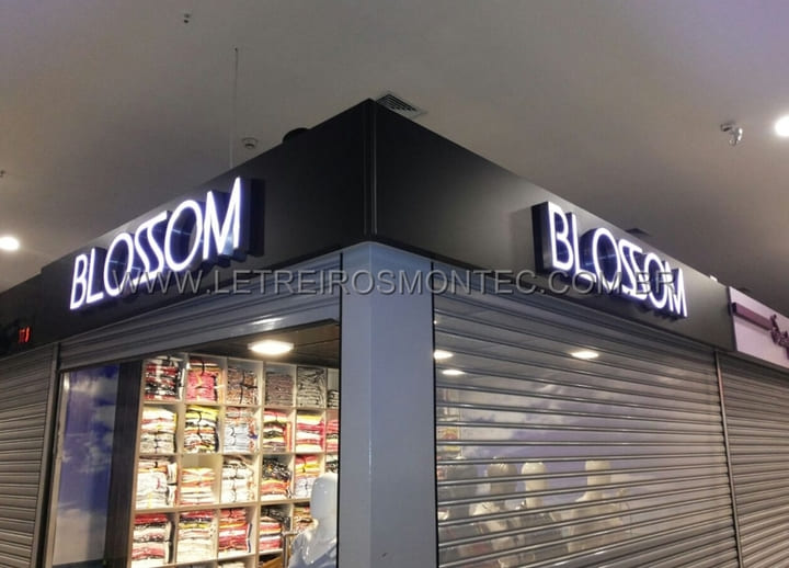 Letreiros de acrílico com iluminação