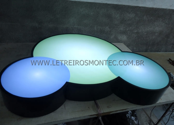 Luminoso acrílico com iluminação