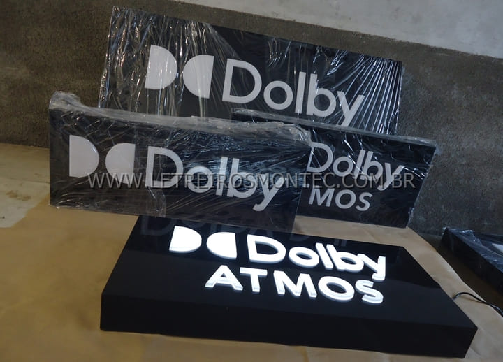 Luminoso acrilico vazado com iluminação