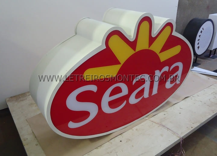 Luminoso com acrílico e iluminação