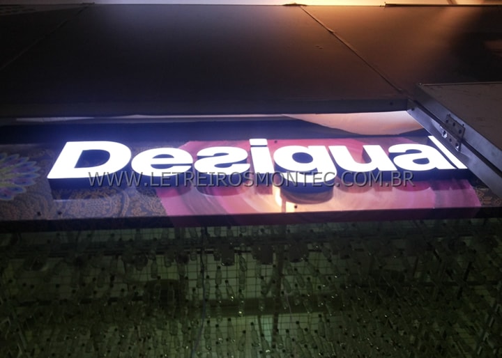 Preparação do letreiro produzido em acrílico iluminado por leds