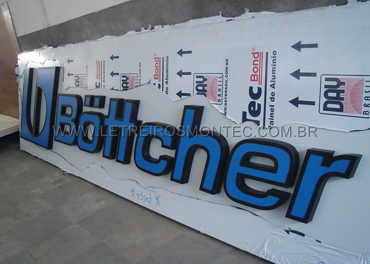 Produção do letreiro luminoso de acrílico e leds e passagem da fiação instalada por trás do letreiro - Indústria Bottcher