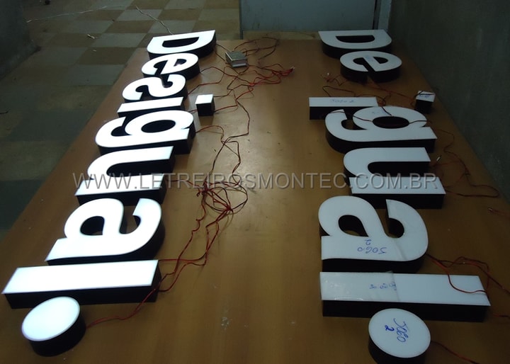 Letreiro luminoso de leds em produção: Instalação e preparação da fiação para iluminação dos leds para a loja de roupas Desigual