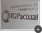 Letreiro de acrílico espelhado.