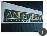 Letreiro em acrílico espelhado.