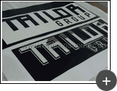 Logo de acrílico espelhado.