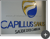 Letreiro acrílico espelhado dourado.