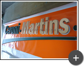 Confecção do letreiro da advocacia em acrílico pintado nas cores douradas e verde para o escritório Ceroni Martins