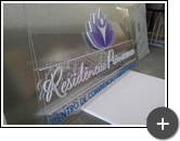 Letreiro com placa em acrílico cristal com letras em acrílico branco recortadas a laser e logotipo produzido com impressão digital. Residência Primaveras - clínica de repouso