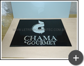 Letreiro com placa de acrílico preto 8mm com logotipo e letras em acrílico preto com a frente espelhada para empresa Chama Gourmet