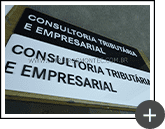 Letreiro acrílico com letras sobrepostas