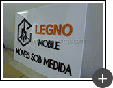 Letreiro acrílico com logo em alto relevo