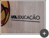 Letreiro em acrílico cristal com impressão uv instalado em ambiente interno na empresa UOL - Universo On line na área da Educação