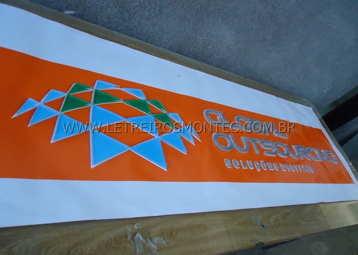 Letreiro com aplicação de vinil por trás do acrílico cristal