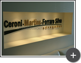 Letreiro em acrílico com pintura dourada de 10mm de espessura para advocacia instalado