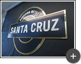 Letreiro de acrílico para o Shopping Santa Cruz com vinil, adesivo e bordas sobrepostas em acrílico dourado e letras na cor branca sobreposta