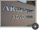 Letreiro de acrílico espelhado para escritório de advocacia produzido e instalado