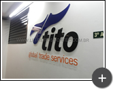 Letreiro com letras e logotipo em acrílico com pintura e impressão digital para empresa Tito - Global Trade Services