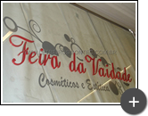 Letreiro em acrílico com pintura com corte a laser nas letras para a empresa Feira da Vaidade - Cosmético e Estética
