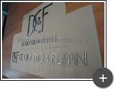 Letreiro de acrílico preto no fundo e parte frontal de acrílico espelhado com diversas espessuras com o máximo de 10mm de medida em produção.