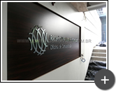 Letreiro de acrílico preto com a frente espelhada de 10mm com recorte a laser para empresa Ricardo Viveiros & Associados - Oficina de comunicação.