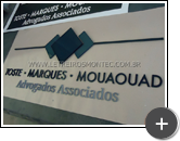 Letreiro de acrílico cortado em laser com colorido