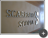 Letreiro espelhado em acrílico para a clínica de consultoria médica Scarparo Scopia
