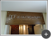 Letreiro de acrílico instalado com o fundo preto e parte da frente espelhada em diversas espessuras, sendo a medida máxima de 10mm instalado na fachada da advocacia.