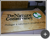 Letreiro com letras em acrílico preto recortadas a laser com pintura fosca e logotipo com adesivo em impressão digital