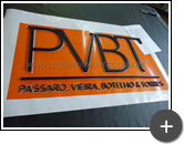 Letreiro com letras caixas alta em acrílico com pintura