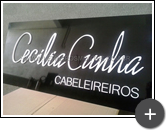 Letreiro com placa de acm preta com letras em acrílico branco recortadas a laser - Cabeleireiros Cecília Cunha