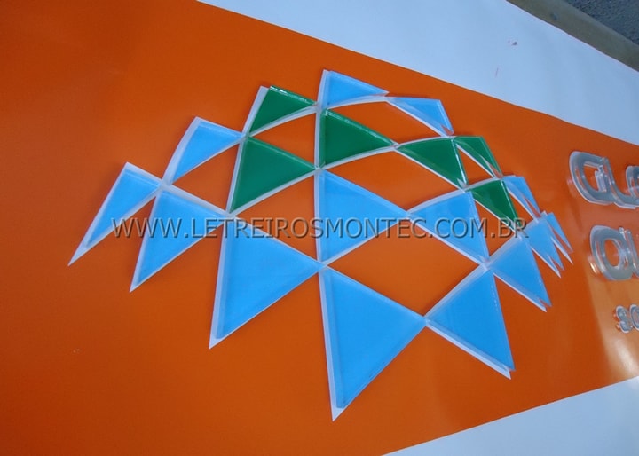 Logotipo produzido em acrílico cristal e vinil aplicado por trás do acrílico