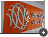 Produção do logotipo espelhado em acrílico para o letreiro da empresa Ricardo Viveiros & Associados - Oficina de comunicação.