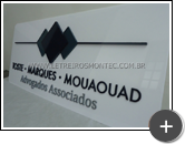 Placa de acrílico com letras sobrepostas