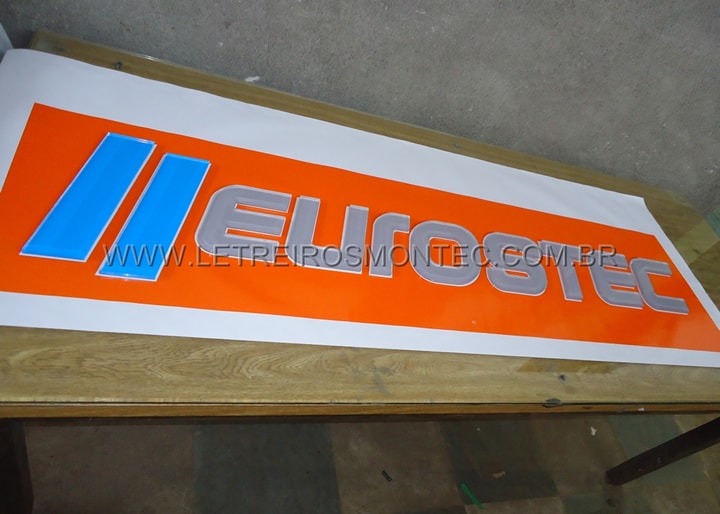 Letreiro em acrílico com impressão em vinil produzido com letras e logotipo para a indústria Eurostec
