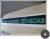 Processo de produção e montagem do letreiro de acrílico com pintura