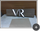 Fabricação do letreiro luminoso para a fachada da loja Vila Romana em aço inox polido