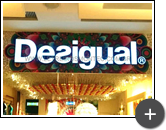 Letreiro da fachada da loja Desigual no Shopping instalado