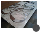 Produção do letreiro para a fachada da loja de calçados CNS em aço inox polido