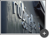 Letreiro da fachada da loja Rubinella em aço inox escovado instalado