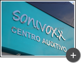 Letreiro da rede de lojas de aparelhos auditivos Sonivox fabricado em inox polido sobre fachada de ACM